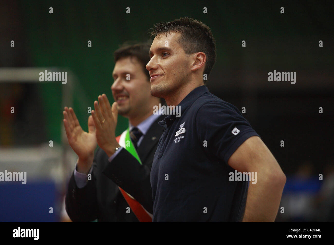 Ginnastica evento: il Vice Sindaco di Firenze si congratula con Igor Cassina, medaglia d'oro al alta bar di Atene 2004 Foto Stock