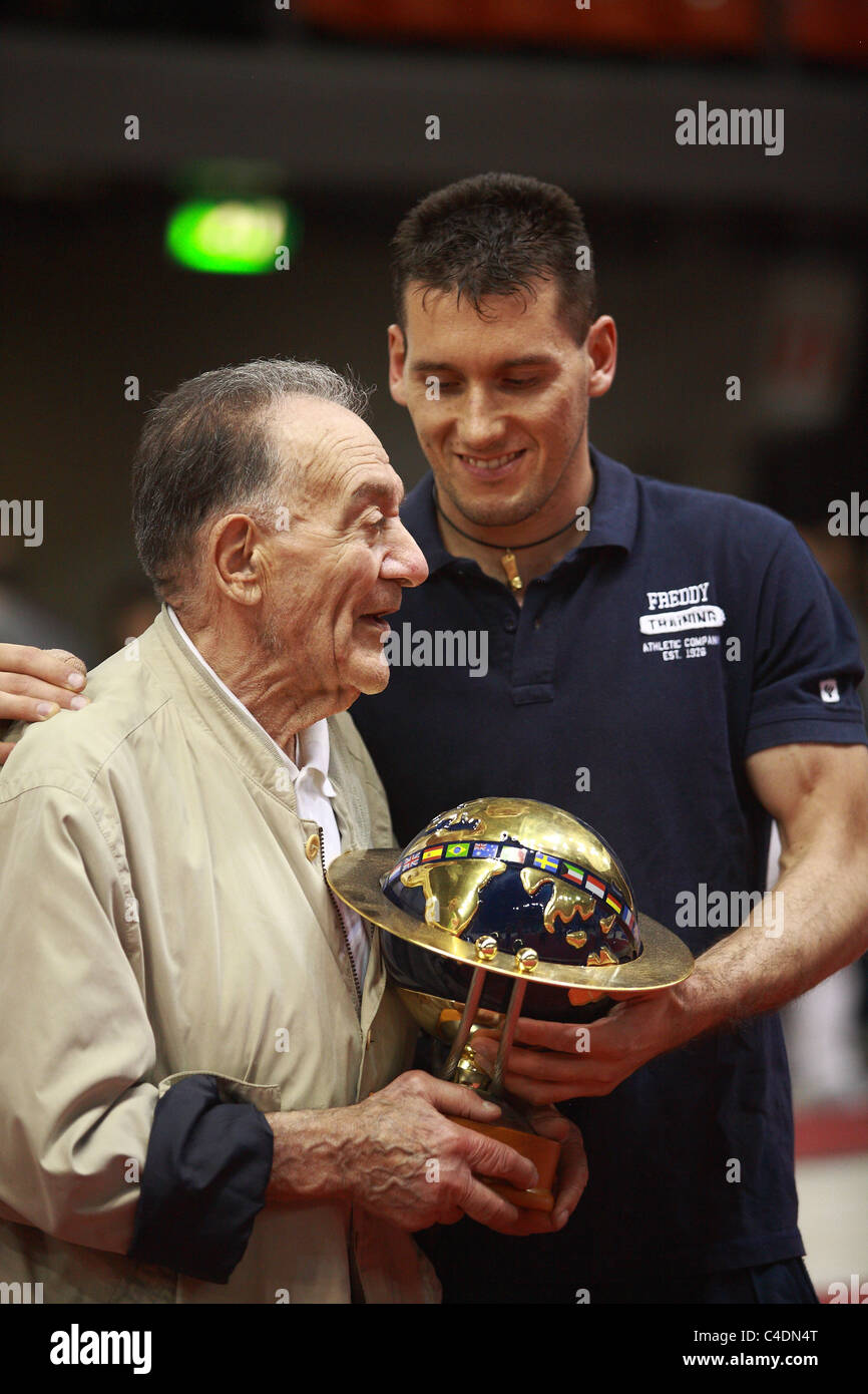 Evento di ginnastica: Igor Cassina riceve un premio da un vecchio ginnasta le mani Foto Stock