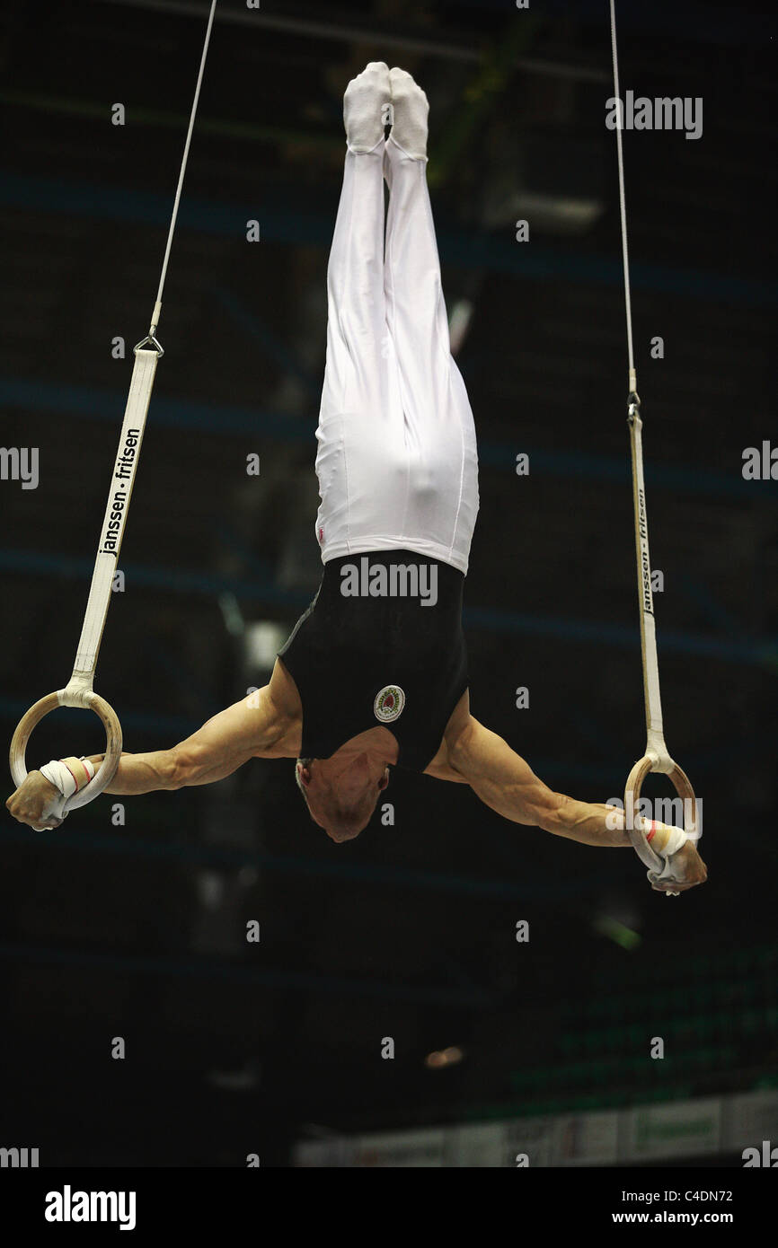 Concorso di ginnastica: Jordan Jovtchev in una croce in senso inverso  effettuando la sua routine di anelli Foto stock - Alamy