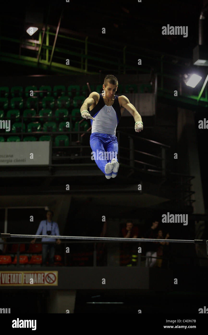 Concorso di ginnastica: Lorenzo Ticchi di eseguire un 'Tkatchev ' presso la barra alta Foto Stock