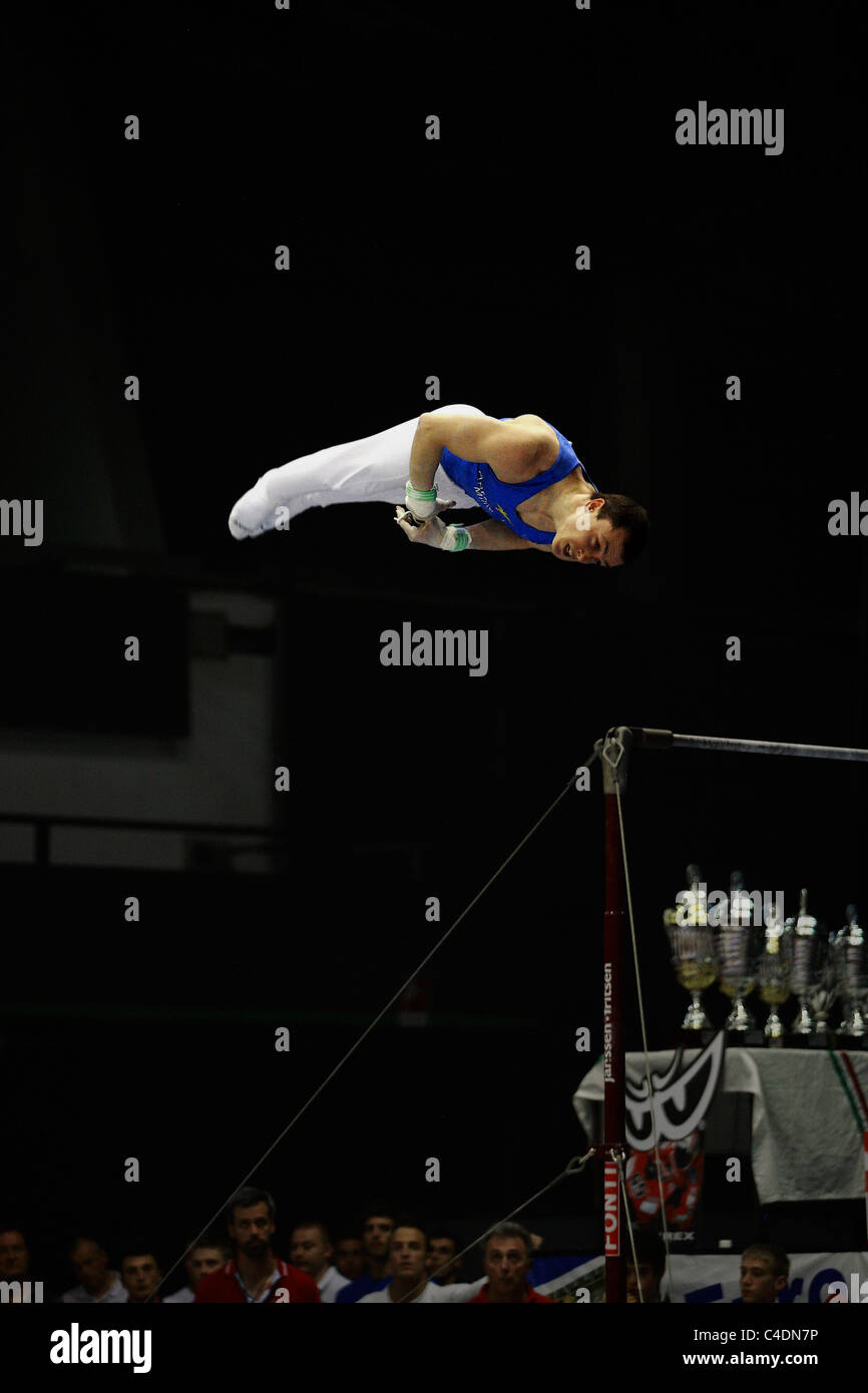 Ginnastica concorrenza: Paolo Ottavi la squadra nazionale italiana ginnasta terminando la sua alta bar di routine. Foto Stock