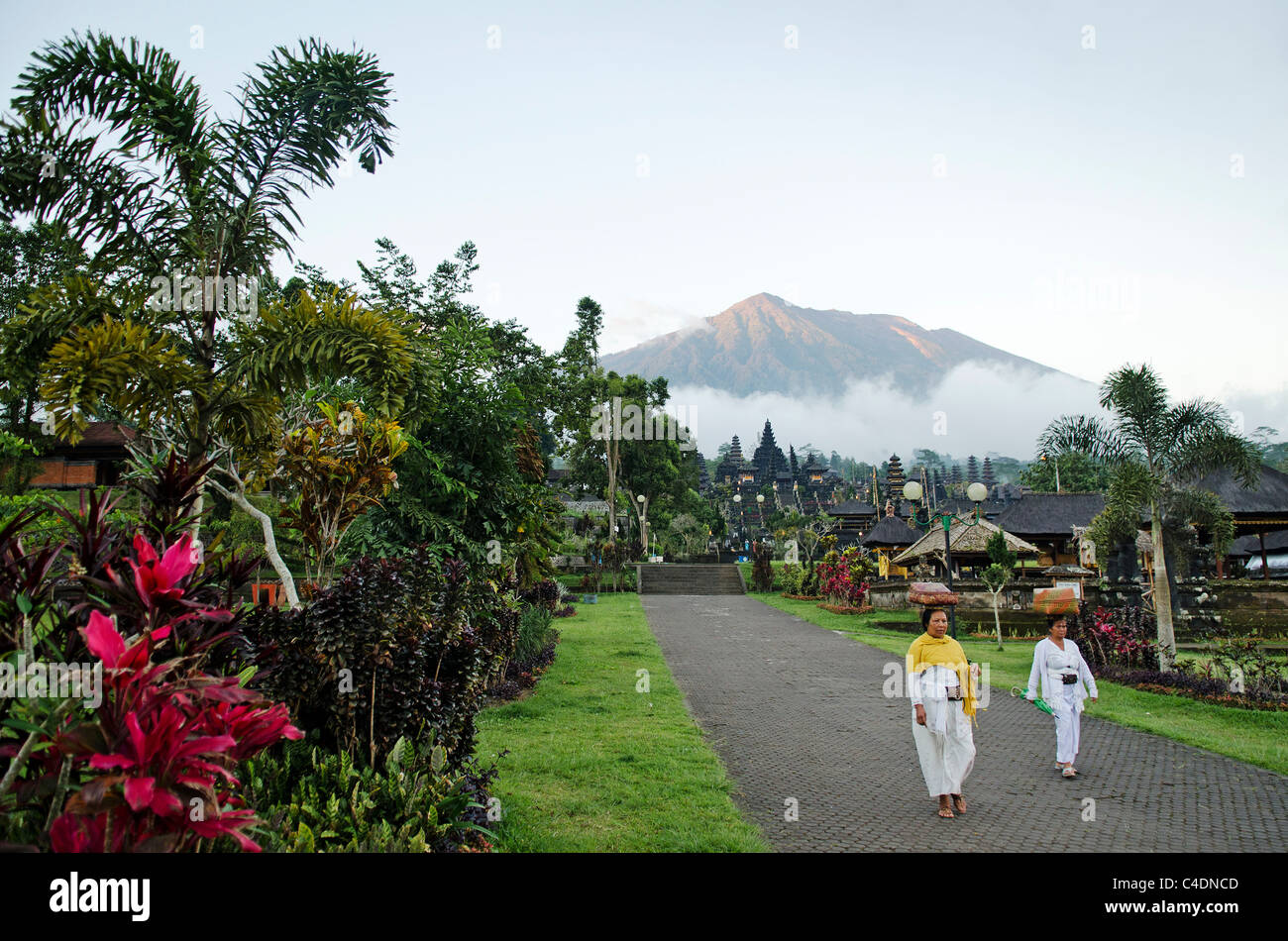 Gunung Agung dal tempio Besakih a Bali, in Indonesia Foto Stock