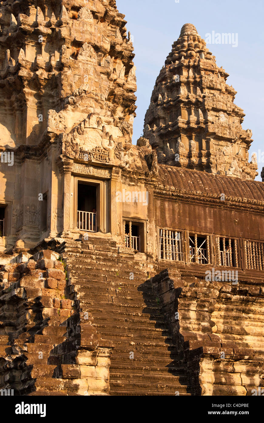 NW torre angolare sul terzo livello, nel tardo pomeriggio, Angkor Wat, Cambogia Foto Stock