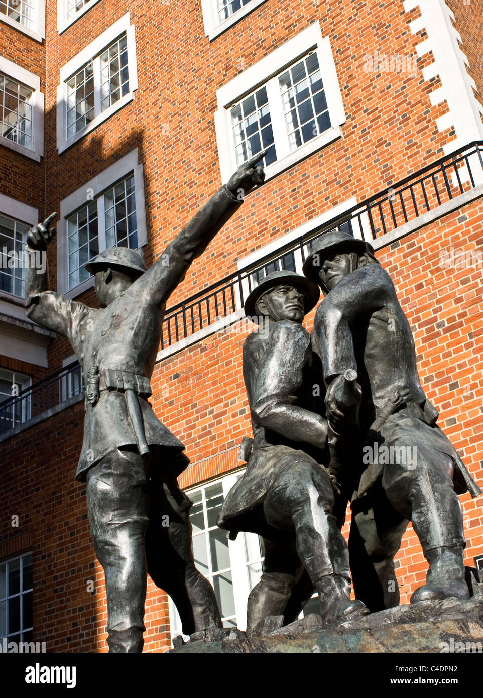 Tre statue di bronzo vigili del fuoco nazionale memorial da John W Mills vicino la Cattedrale di St Paul City di Londra Inghilterra Europa Foto Stock