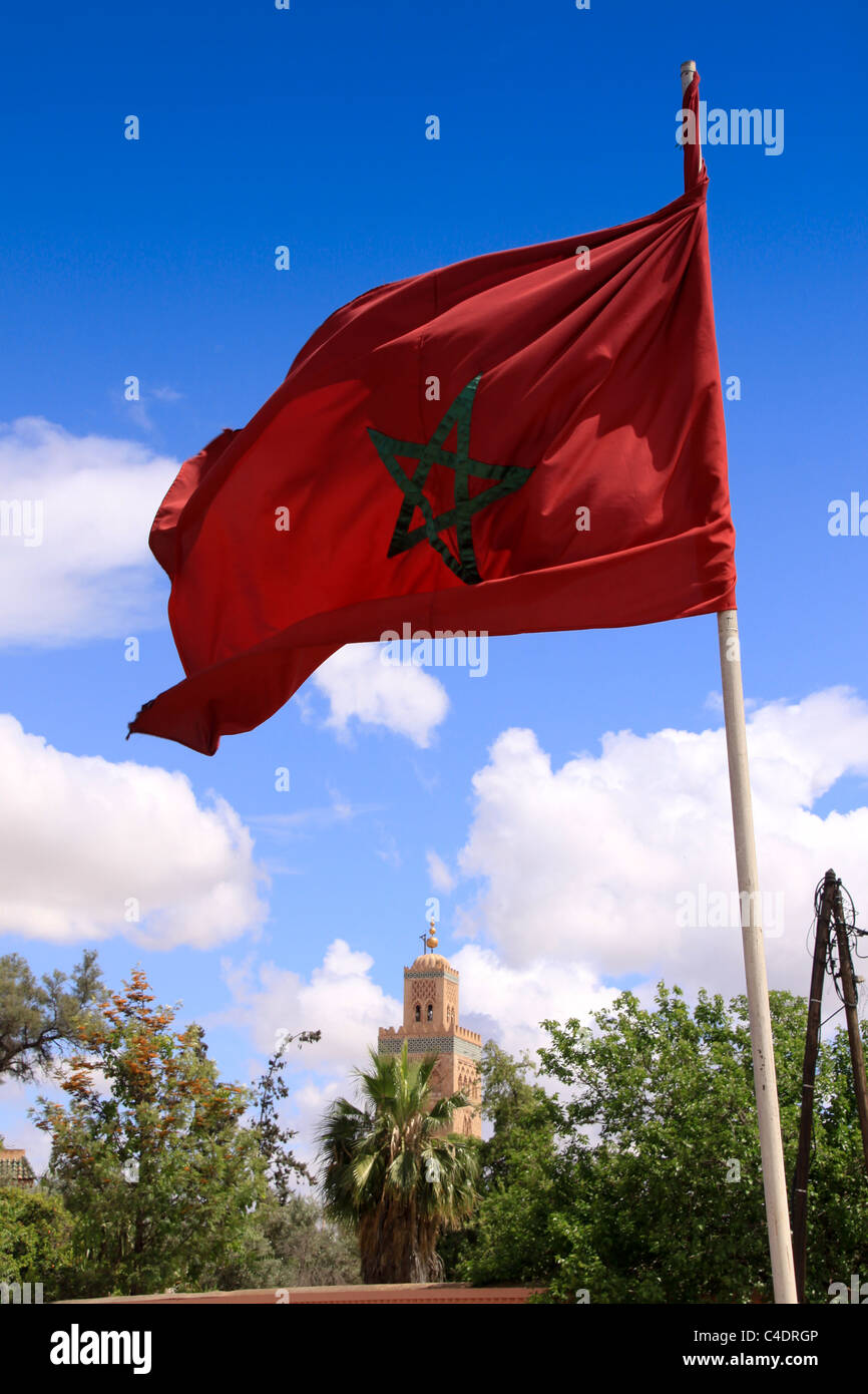 La bandiera marocchina e la Koutoubia, della Medina di Marrakech, Marocco, Africa Foto Stock
