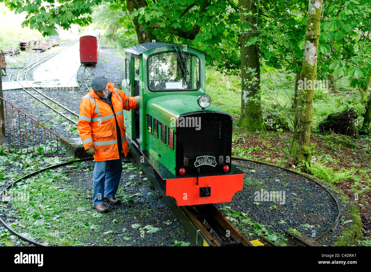 Ferrovia a scartamento ridotto motore su una piattaforma girevole di Torosay, Isle of Mull. Foto Stock Ferrovia a scartamento ridotto motore su una piattaforma girevole di Torosay, Isle of Mull. Foto Stock