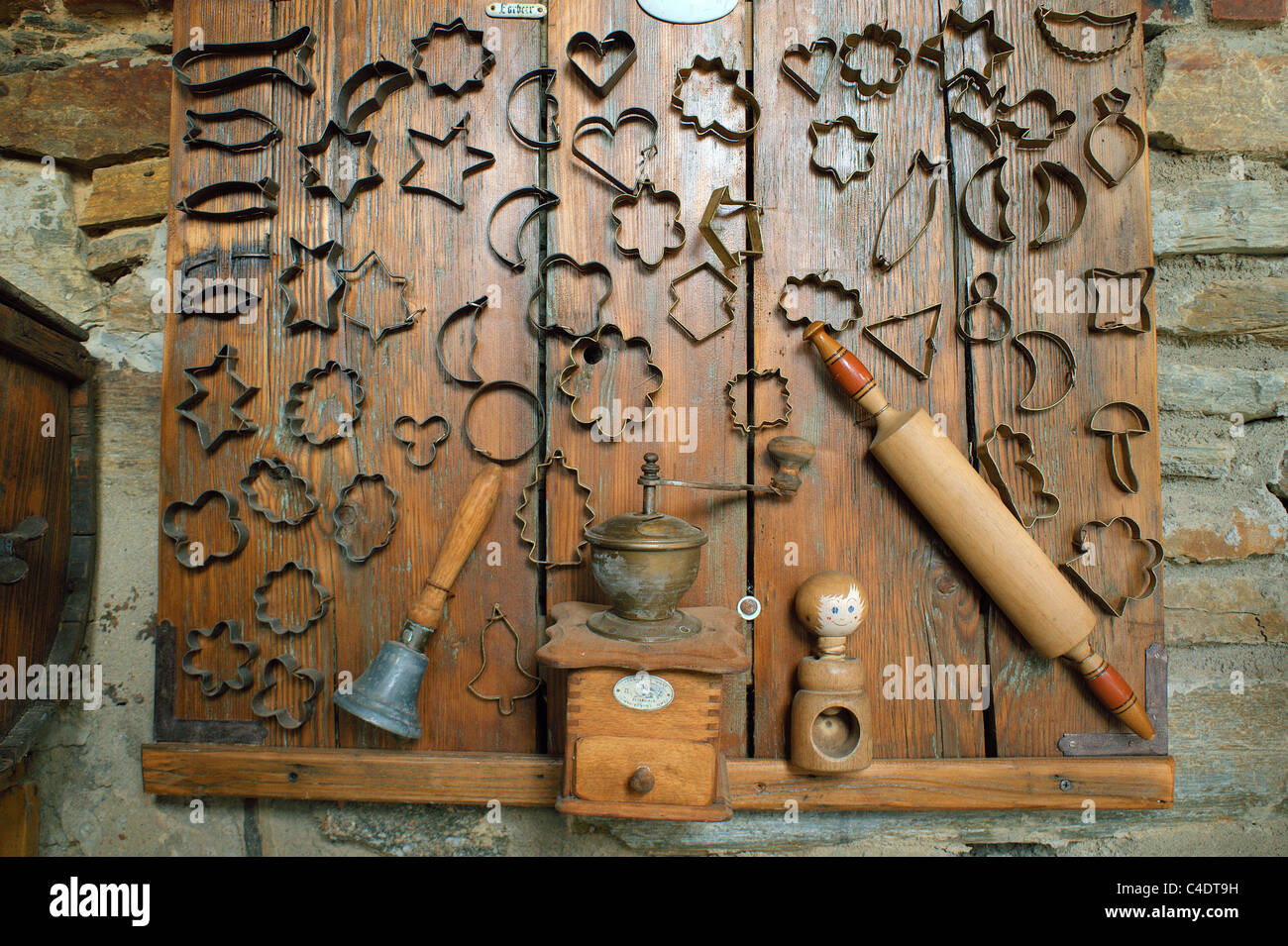 Vecchio teglie su una spianatoia Foto Stock