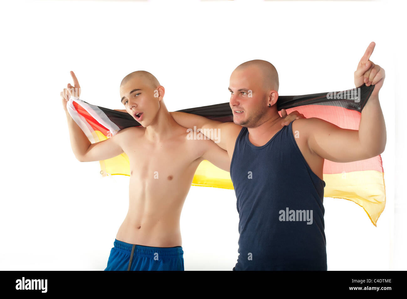 Il tedesco skinhead hooligans tifo con bandiera della Germania Foto Stock