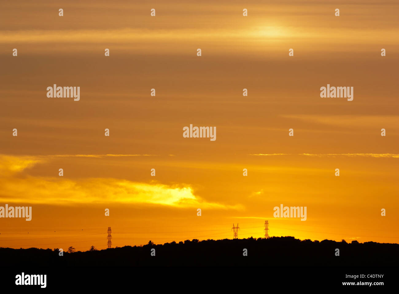 Arancione tramonto sunbeam con silhouette Hill , in Portogallo Foto Stock