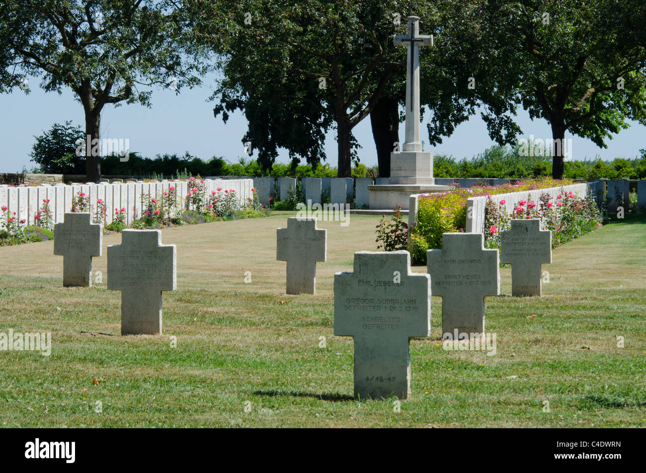 Inglesi e tedeschi in tombe di guerra a Cambrai Est Cimitero Militare, Francia Foto Stock