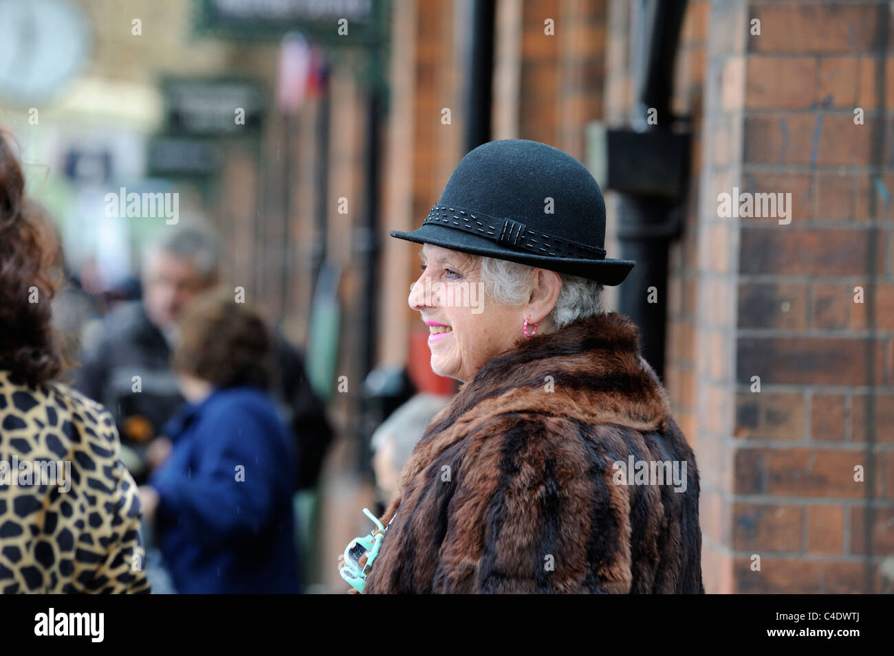 Old Lady indossando hat in guerra rievocazione storica grande stazione centrale ferroviaria loughborough England Regno Unito Foto Stock