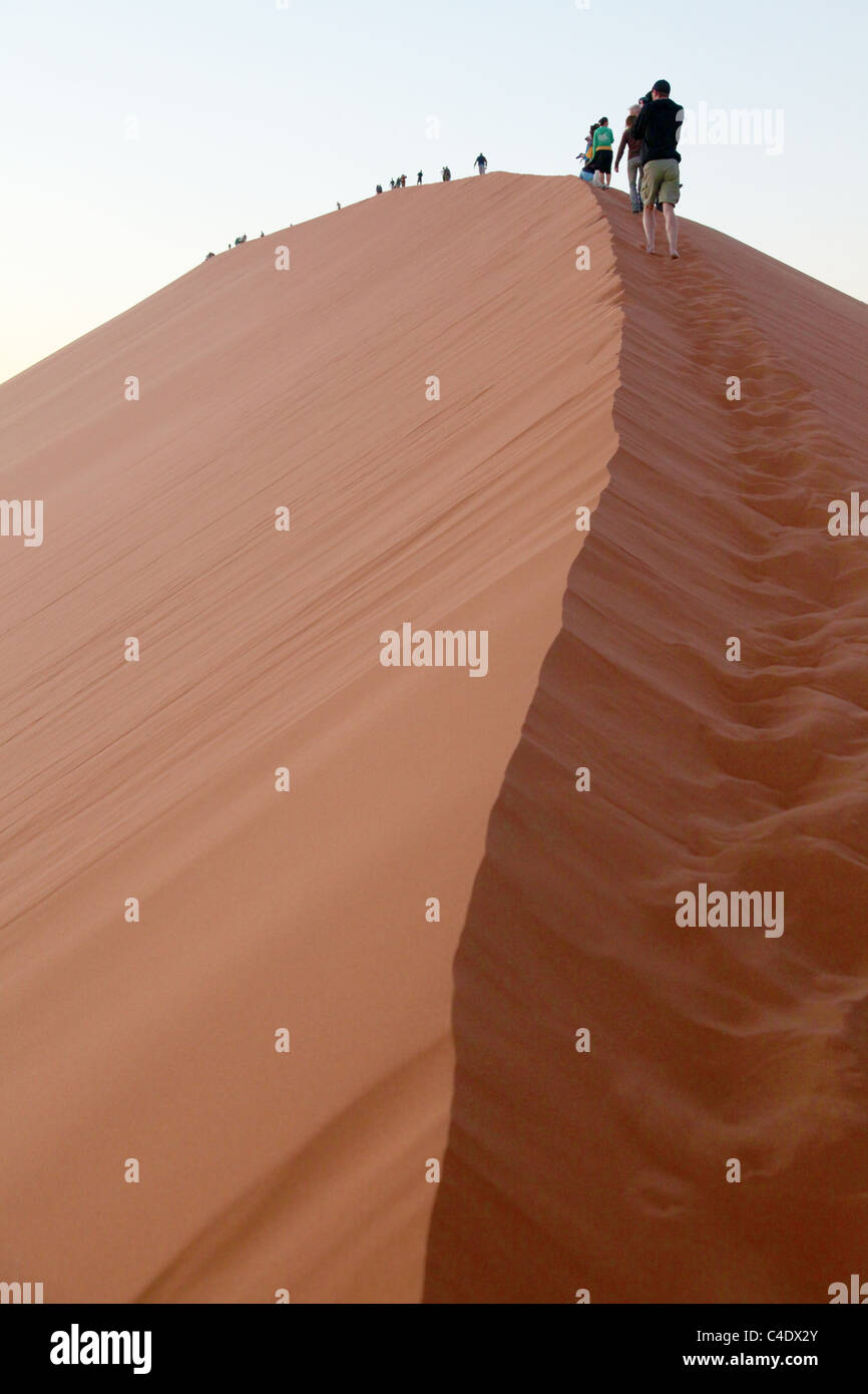 I turisti di arrampicata 45 dune nel deserto del Namib - Namibia. Tra le più alte dune di sabbia nel mondo. Foto Stock
