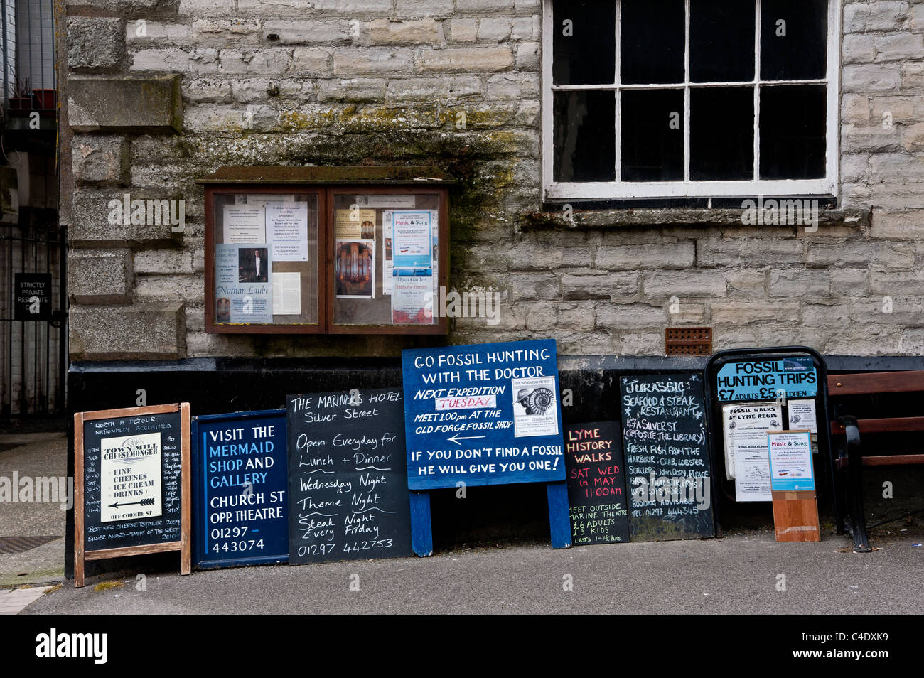 Schede e insegne pubblicitarie fossile viaggi di caccia sulla spiaggia vicino al Lyme Regis in Dorset, su Jurassic Coast Foto Stock