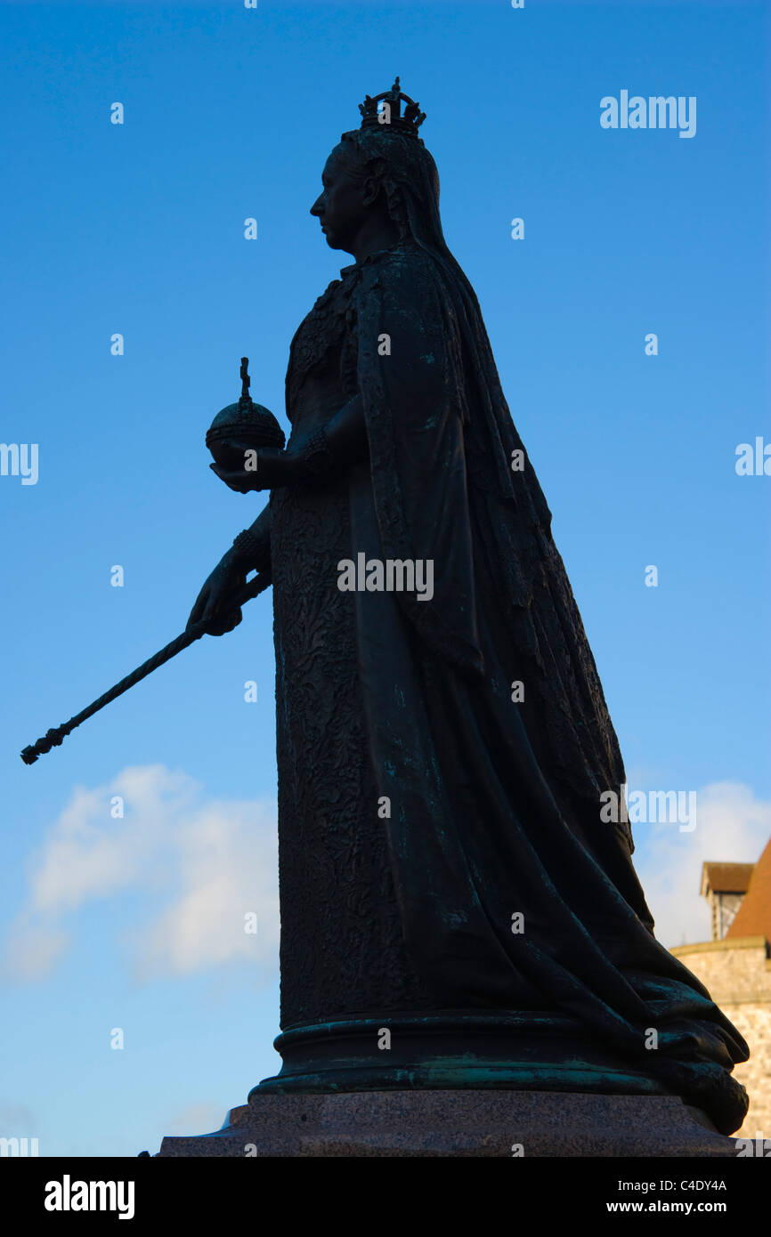 La statua della regina Victoria dal Castello di Windsor, Windsor, Berkshire, Inghilterra, Regno Unito Foto Stock