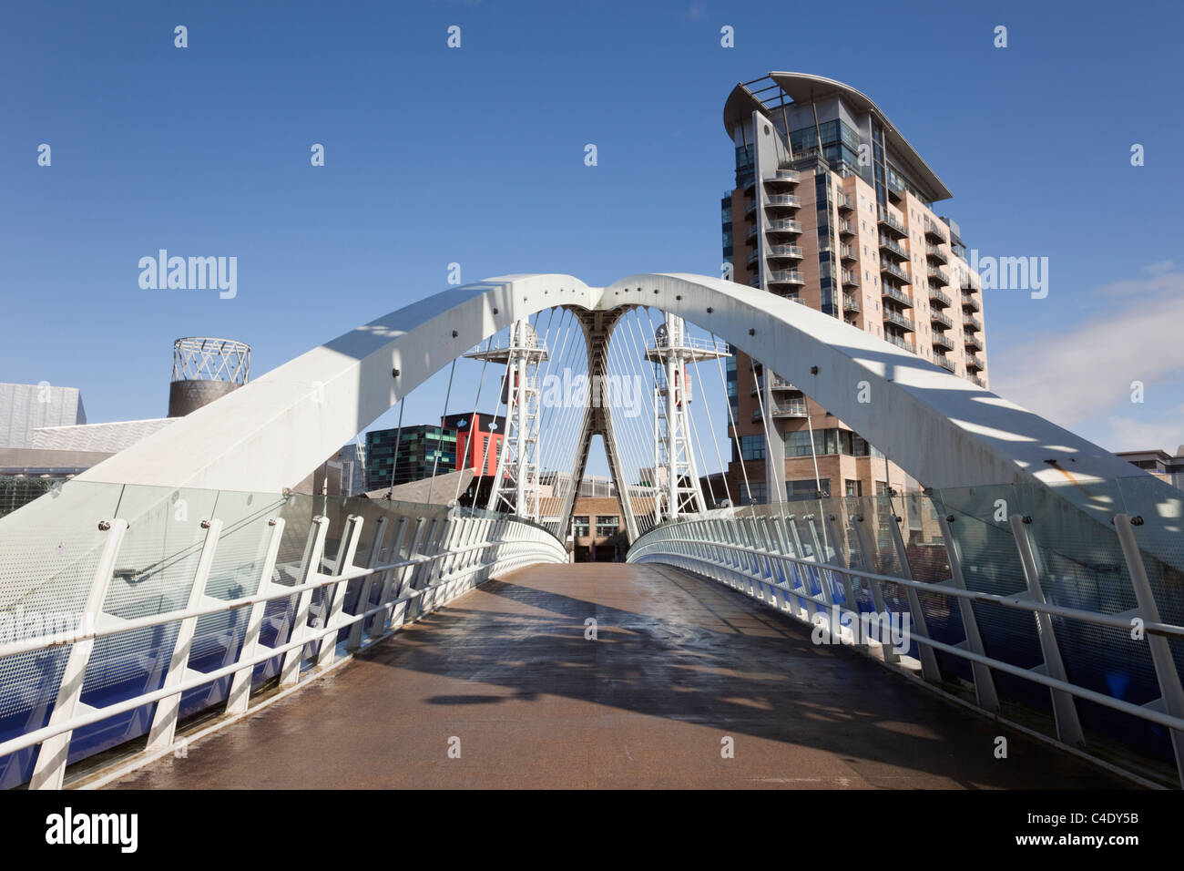 Lowry Millennium footbridge attraverso il Manchester Ship Canal. Salford Quays Greater Manchester Inghilterra UK Gran Bretagna. Foto Stock