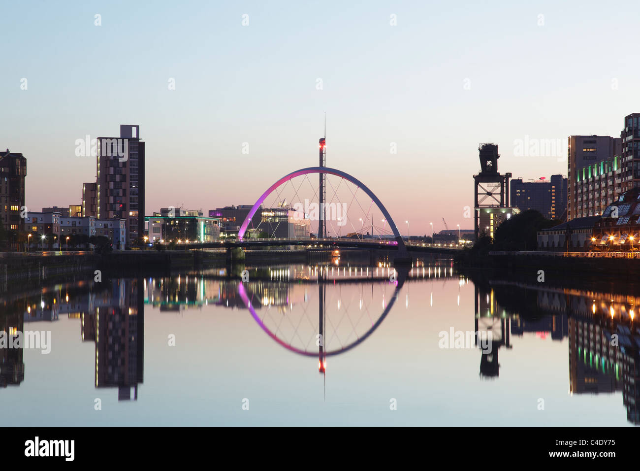 Guardando ad Ovest lungo il fiume Clyde verso il Clyde Arc Bridge al tramonto, Glasgow, Scotland, Regno Unito Foto Stock