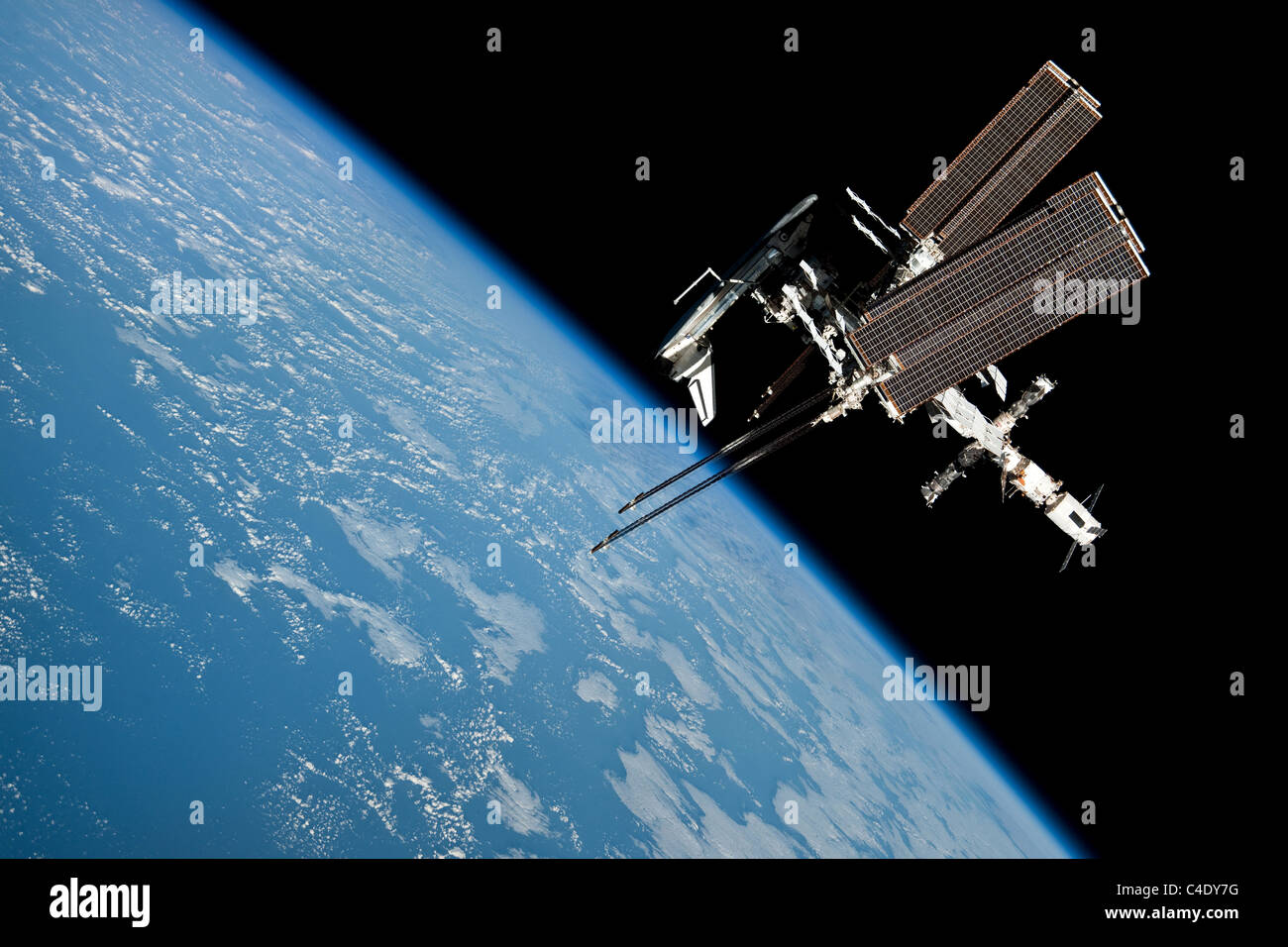 Lo Space Shuttle Endeavour agganciato alla Stazione Spaziale Internazionale Foto Stock