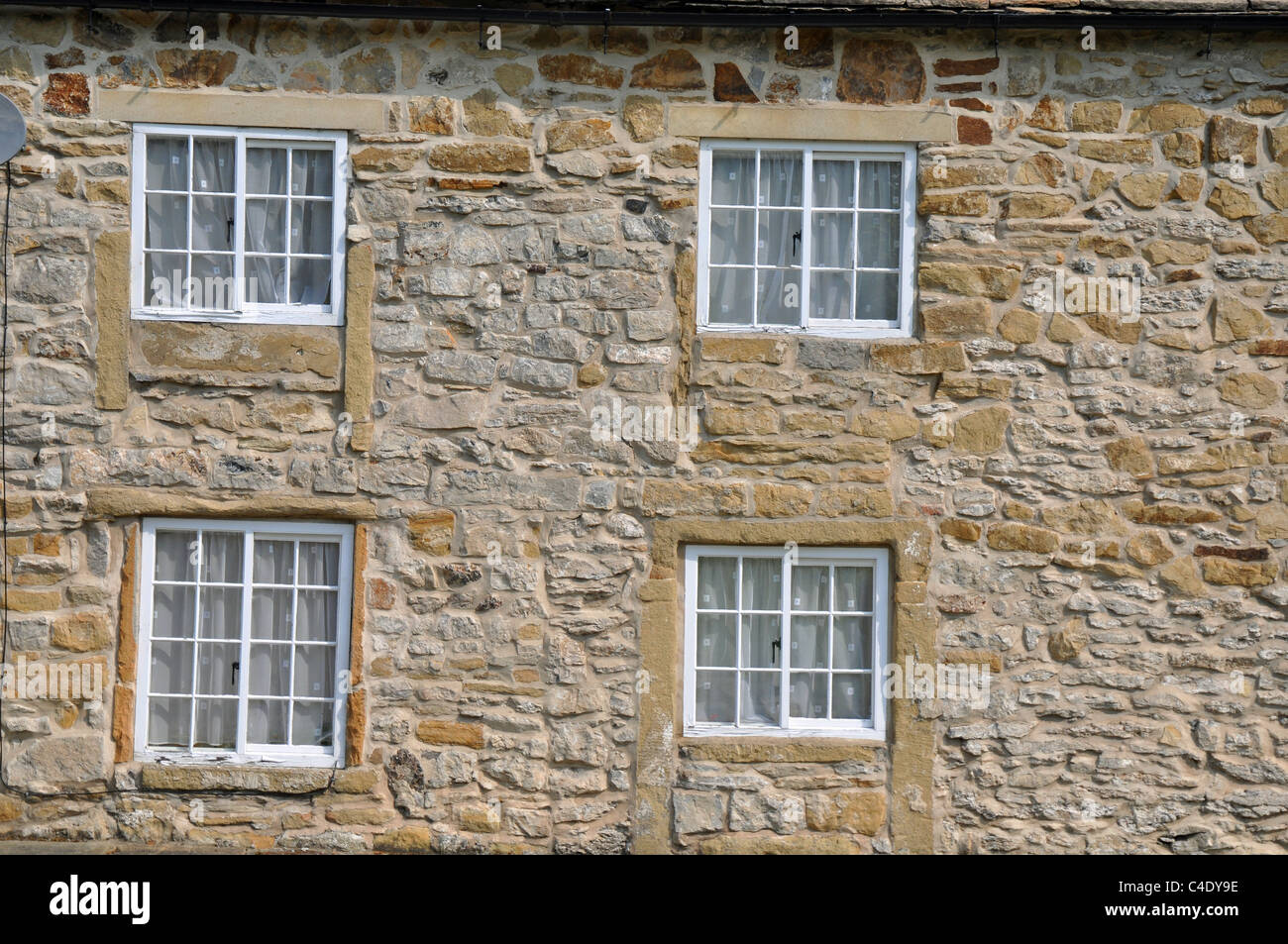 Derbyshire, Inghilterra:parte del Dales, windows in un cottage in pietra Foto Stock