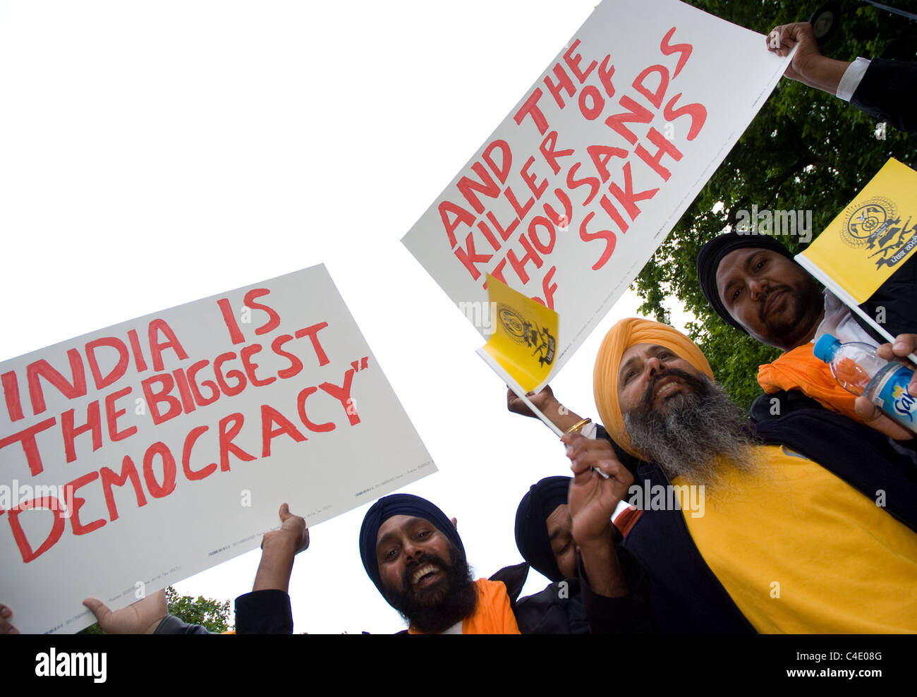 Un gruppo di uomini sikh tenere premuto su cartelloni durante il mai dimenticare 1984 rally , Londra Foto Stock