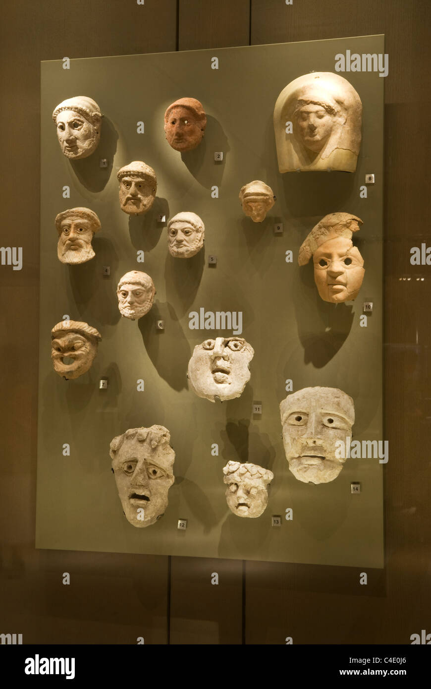 Museo Nazionale, Badaro, Beirut, Libano. Maschere in terracotta e pietra calcarea di epoca greca e romana. Foto Stock