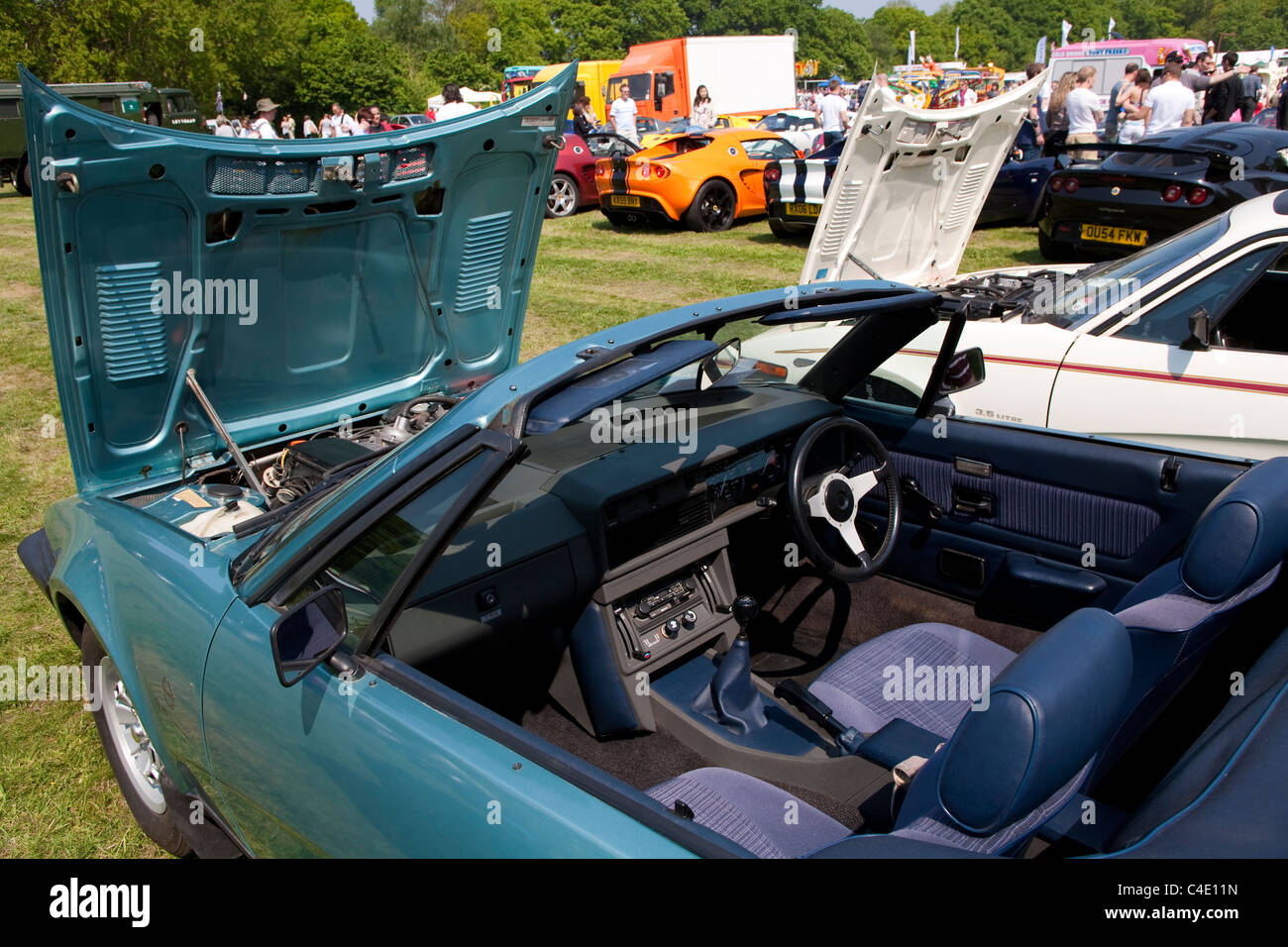 Interno di un trionfo TR7 drophead sul display a Surrey Heath Show, Frimley Park Lodge, Surrey Foto Stock