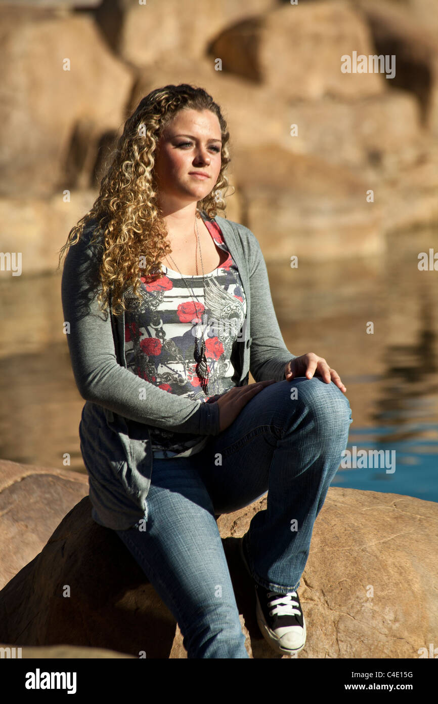 15-18 anno Olds Teen ragazza seduta su roccia meditando contemplando la vita. Signor © Myrleen Pearson Foto Stock