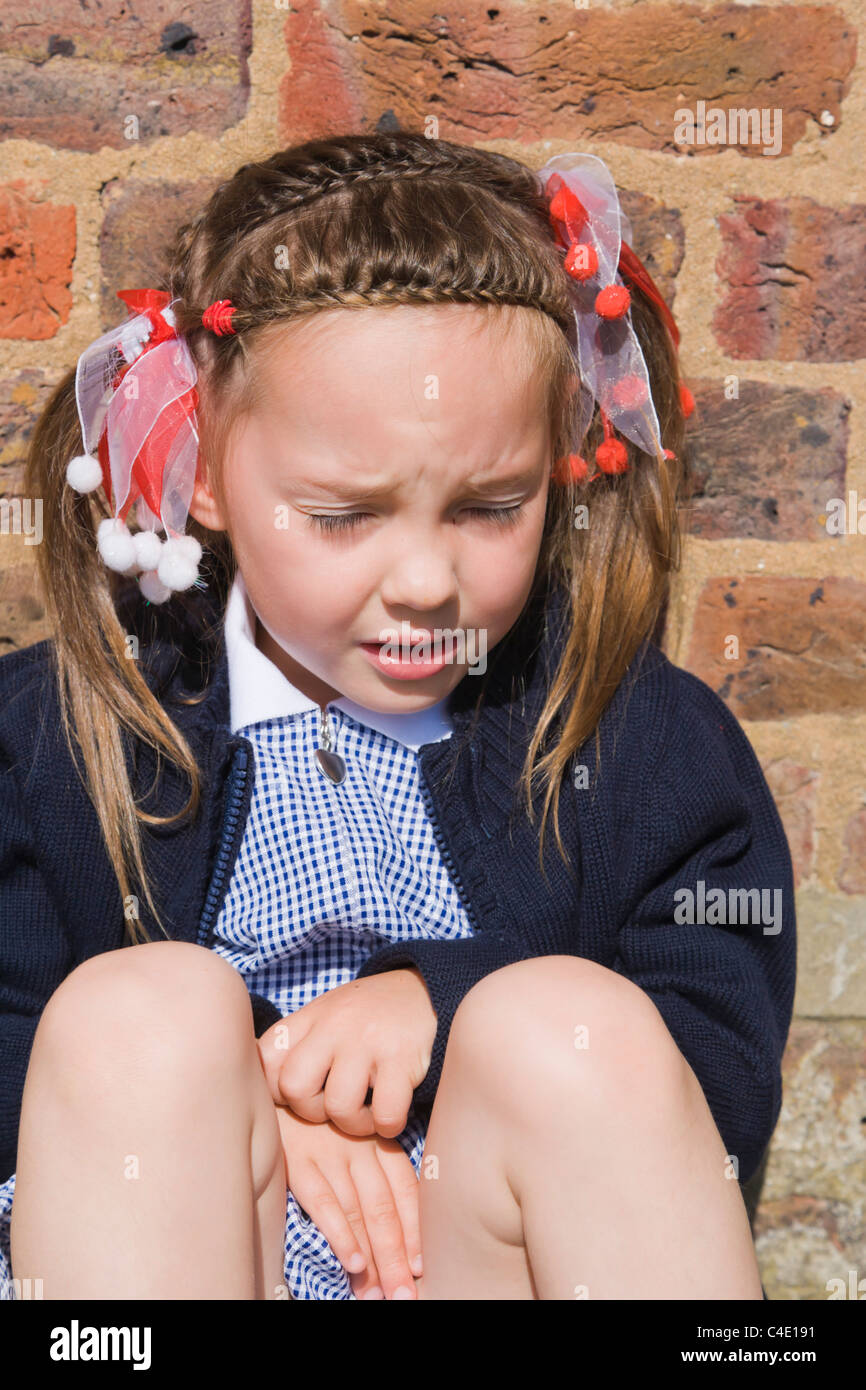 4 anni schoolgirl in abito gingham, estate uniformi scolastiche Foto Stock