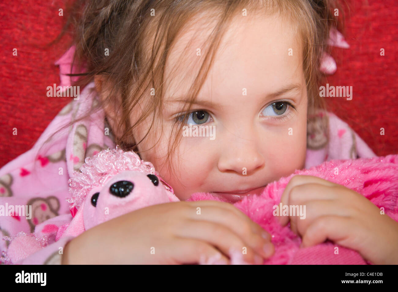 4 anni ragazza in pigiama rosa Foto Stock