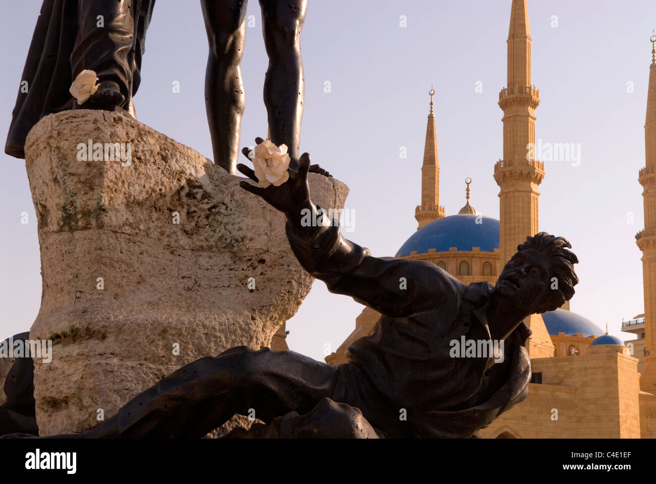 La Piazza dei Martiri statua giustapposti con Muhammad Al-Amine moschea, il centro cittadino di Beirut, Libano. Foto Stock