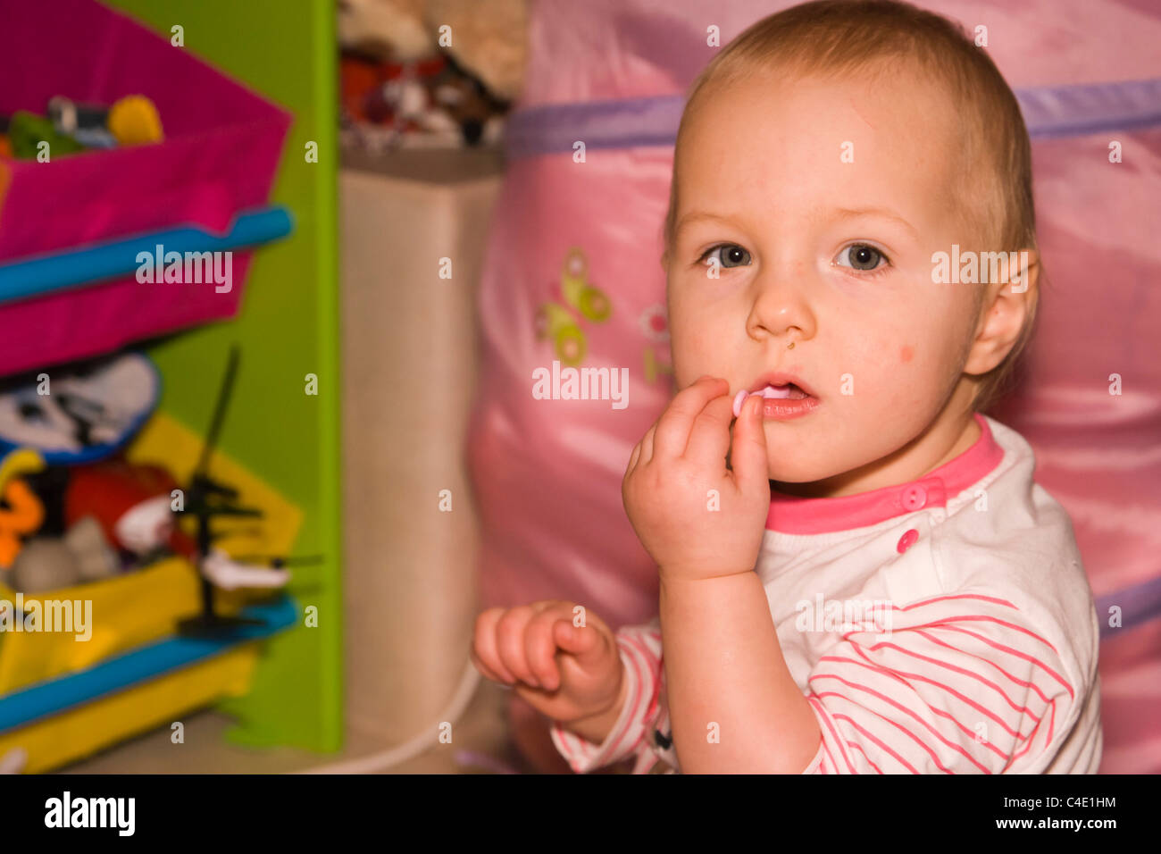1 anno vecchia ragazza in riproduzione prima di andare a dormire Foto Stock