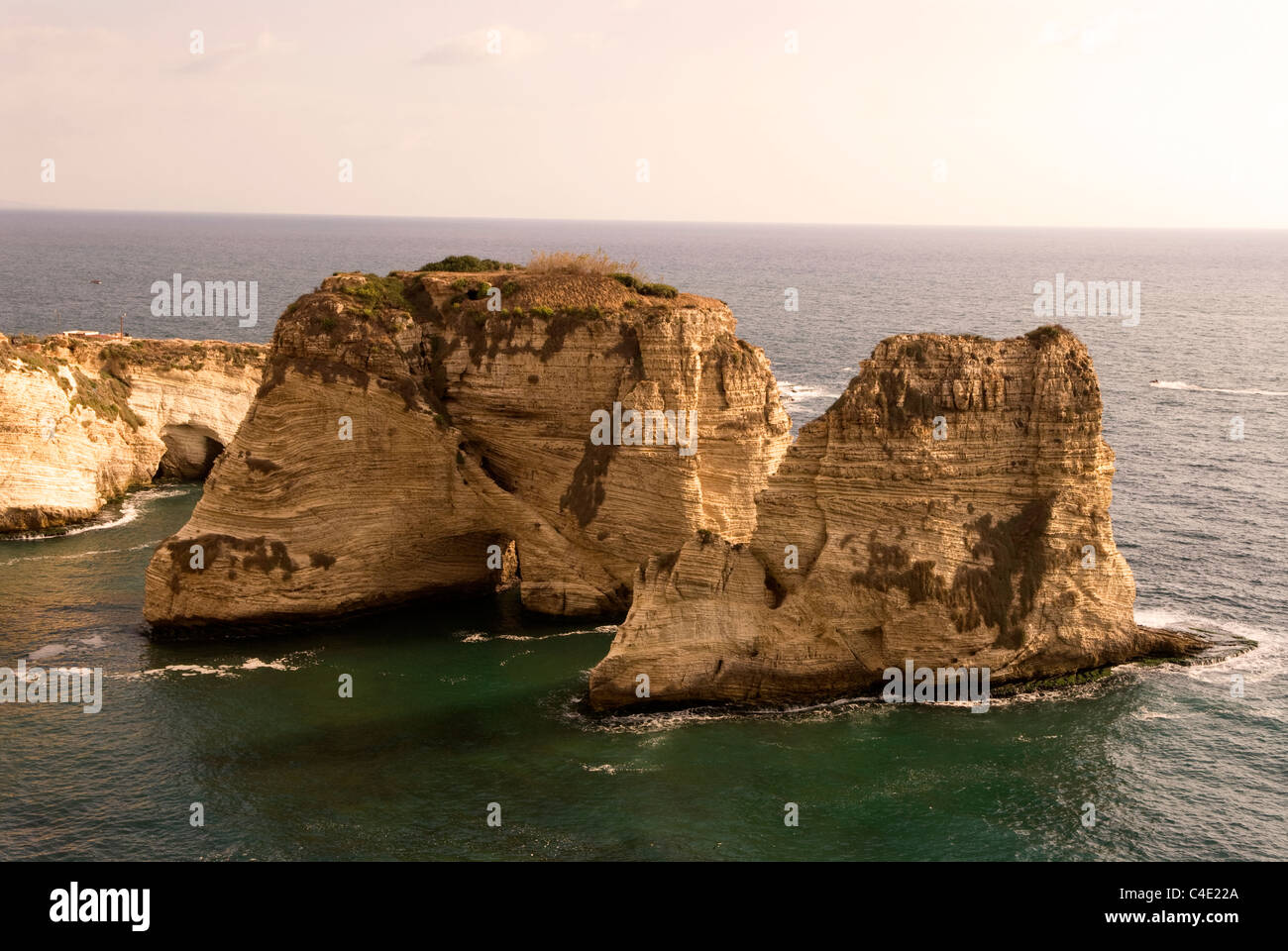 Beirut più famoso monumento naturale la Pigeon Rocks, Raouche, Beirut, Libano. Foto Stock