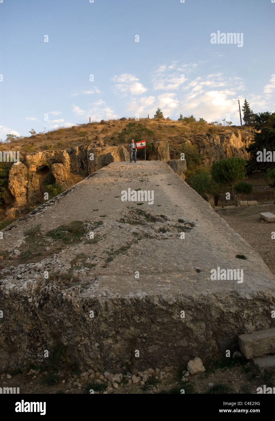 Il più grande del mondo di pietra da taglio, Baalbek, Bekaa Valley, il Libano. Bradt Travel guide per il Libano autore Paul Doyle permanente sulla parte superiore. Foto Stock