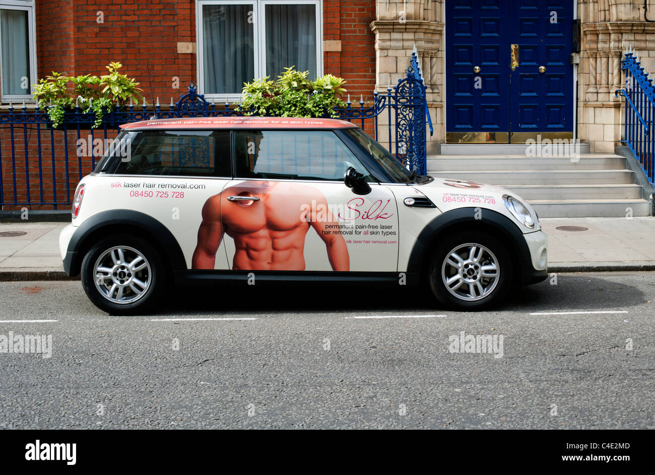 Nuova mini pubblicità Depilazione laser clinic, parcheggiato in Bickenhall Street, Marylebone, London, England, Regno Unito, Europa Foto Stock