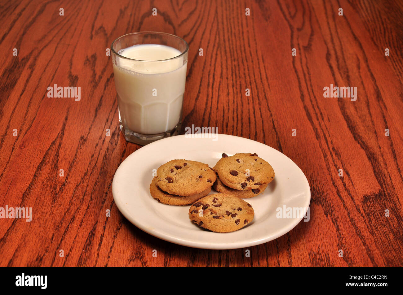 Un bicchiere di latte e biscotti sul tavolo. Foto Stock