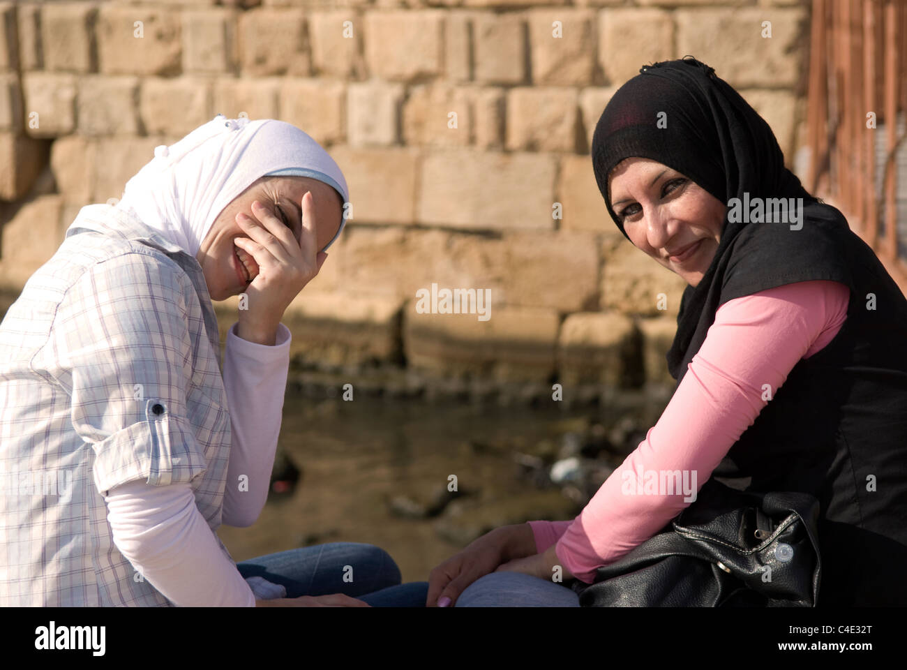 Due giovani donne palestinesi presso il Castello del Mare, Sidone (Saida), nel sud del Libano. Foto Stock