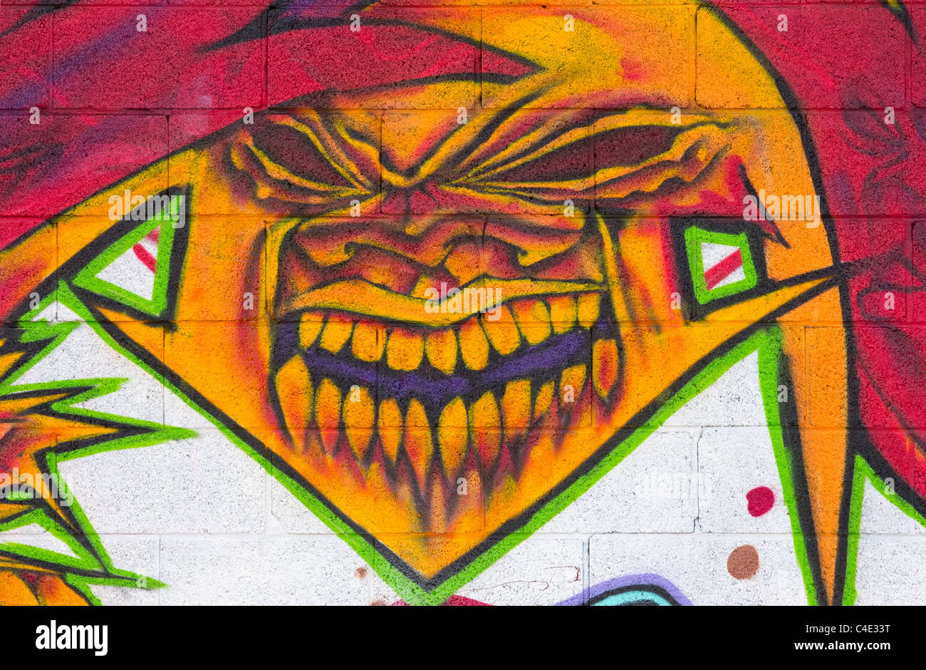 Denver, Colorado - un dipinto graffiti di un mostro faccia in arancione Foto Stock