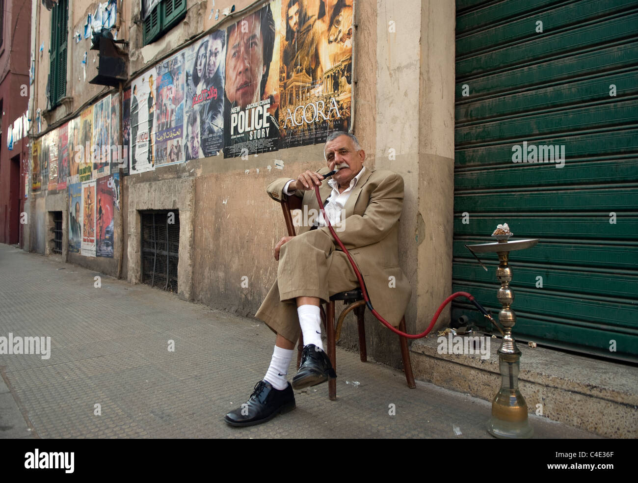 Fumare una argileh/nargileh (sheesha/Hubbly Bubbly tubazione) in strada, Tripoli, nel nord del Libano. Foto Stock