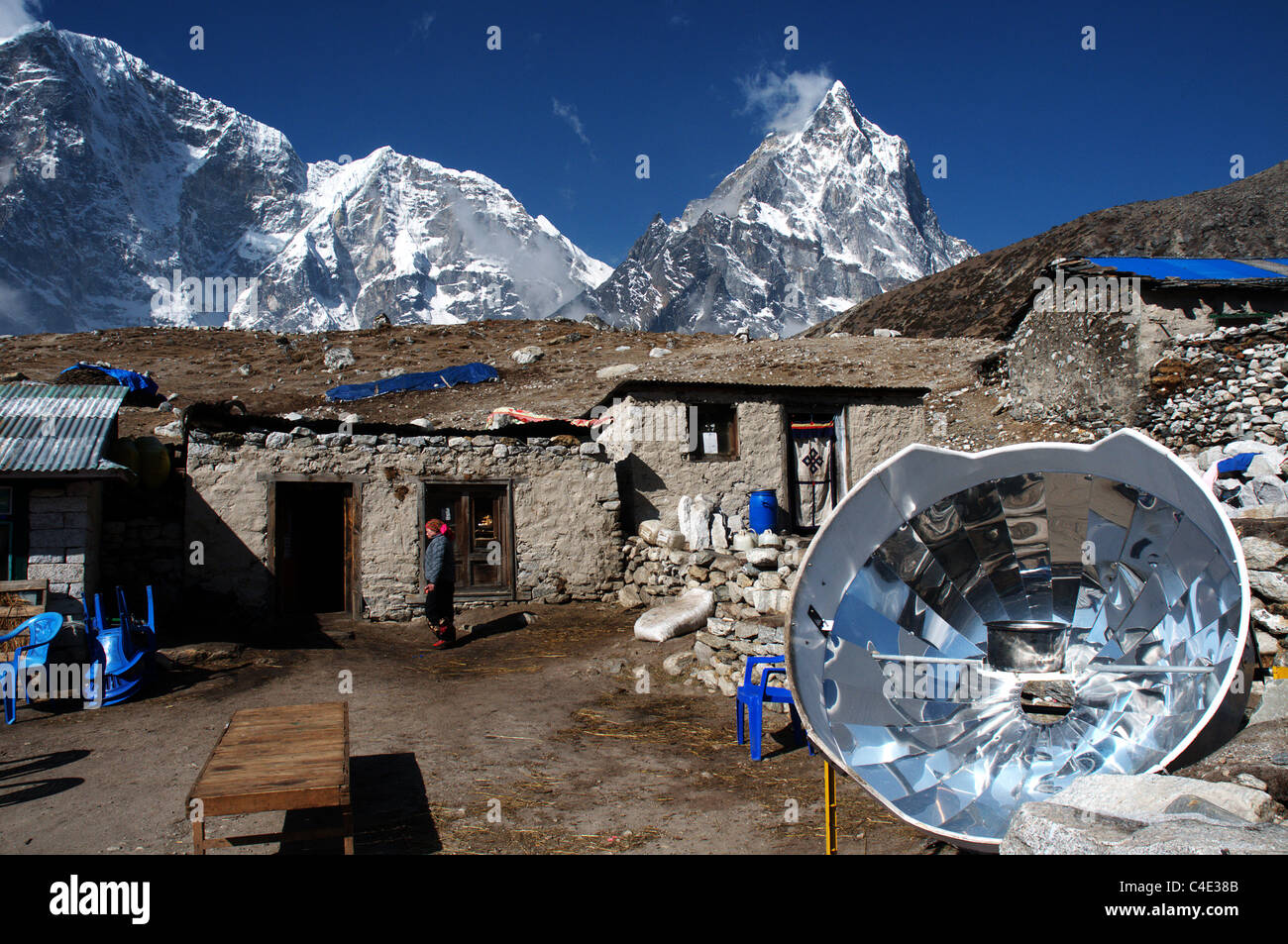 Un trekking lodge con un riscaldatore parabolica in Nepal Himalaya Foto Stock