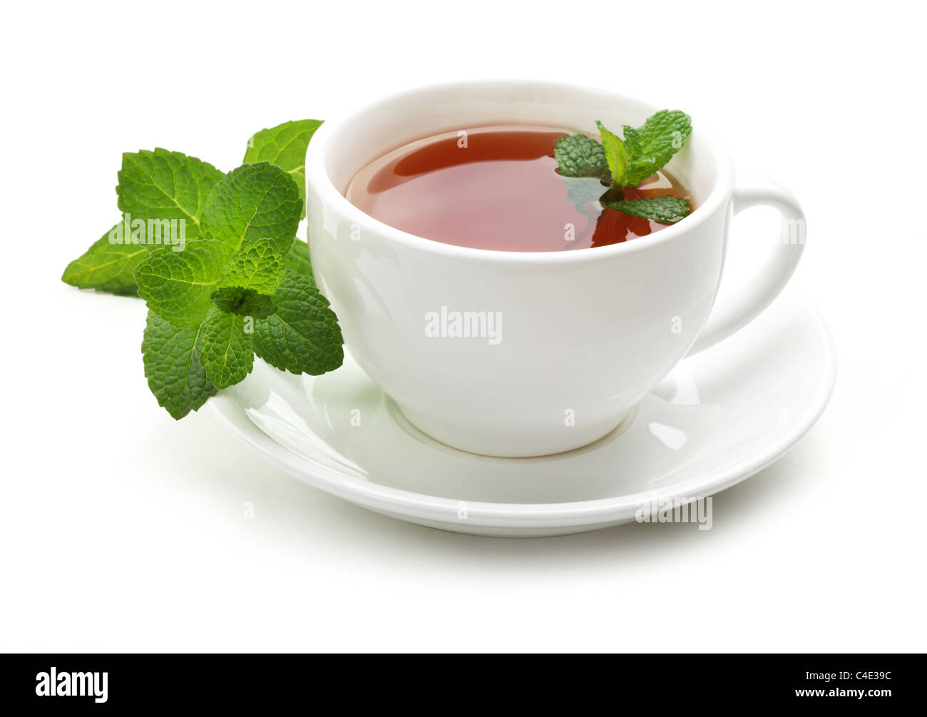 Tè nero con foglie di menta fresca. Isolato su sfondo bianco. Foto Stock