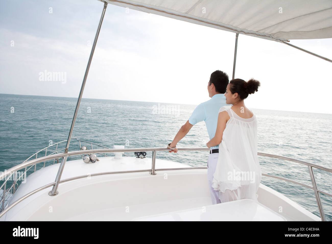 Giovane rilassante su uno yacht Foto Stock