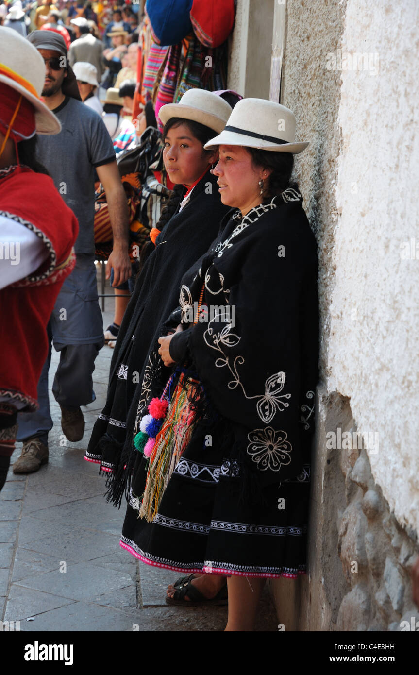 Due donne peruviane in abito tradizionale Foto Stock