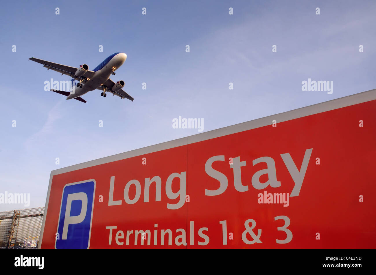 Un piano di atterraggio all' Aeroporto di Heathrow a Londra Foto Stock