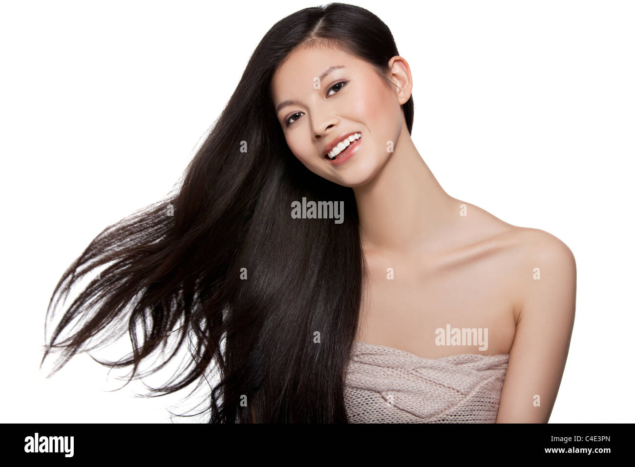 Giovane donna con capelli lunghi salti in aria Foto Stock