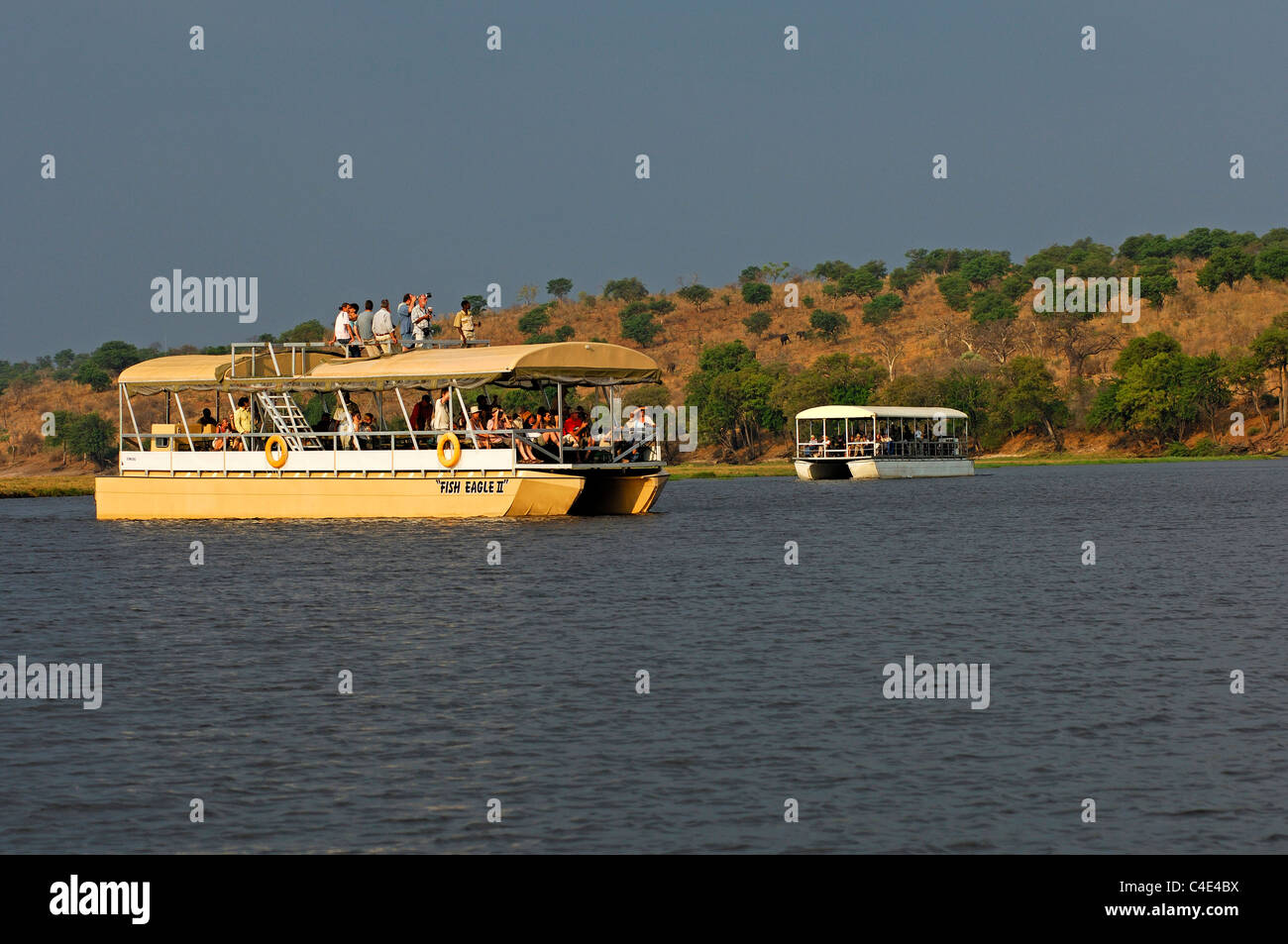 Imbarcazioni da fiume con i turisti durante un fiume game drive sul fiume Chobe, Chobe National Park, Botswana Foto Stock