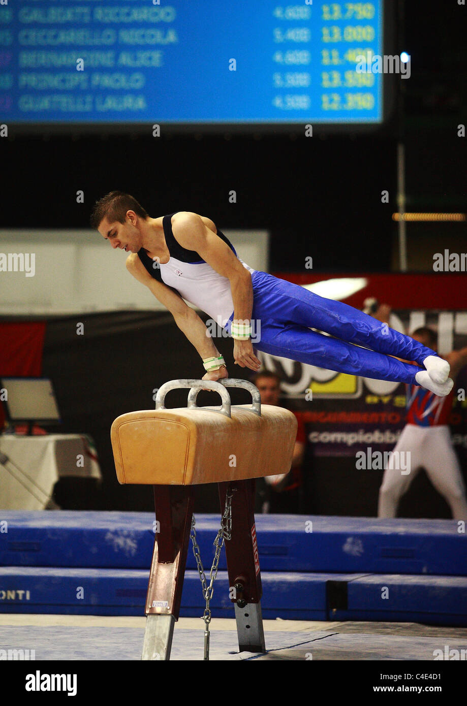 Concorso di ginnastica: Lorenzo Ticchi sta eseguendo il suo cavallo di routine Foto Stock