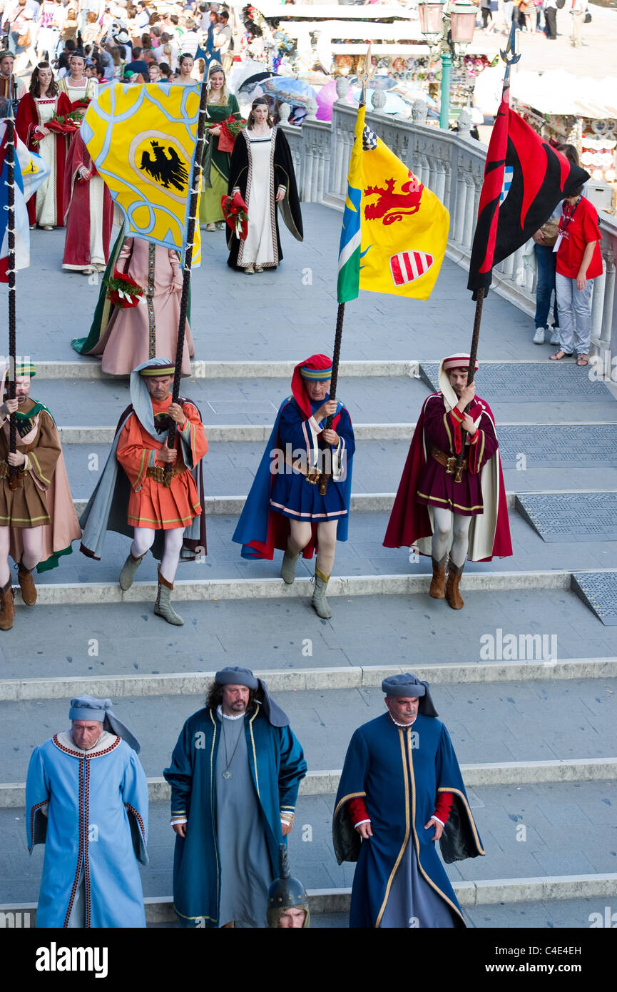 Il corteo storico con i membri vestito in costumi. presso il Palio delle Antiche Repubbliche Marinare 2011 Venezia Italia Foto Stock