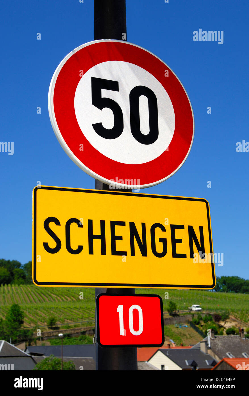 Segno del villaggio di Schengen e segno di traffico il limite massimo di velocità 50 km/h, Schengen, Lussemburgo Foto Stock