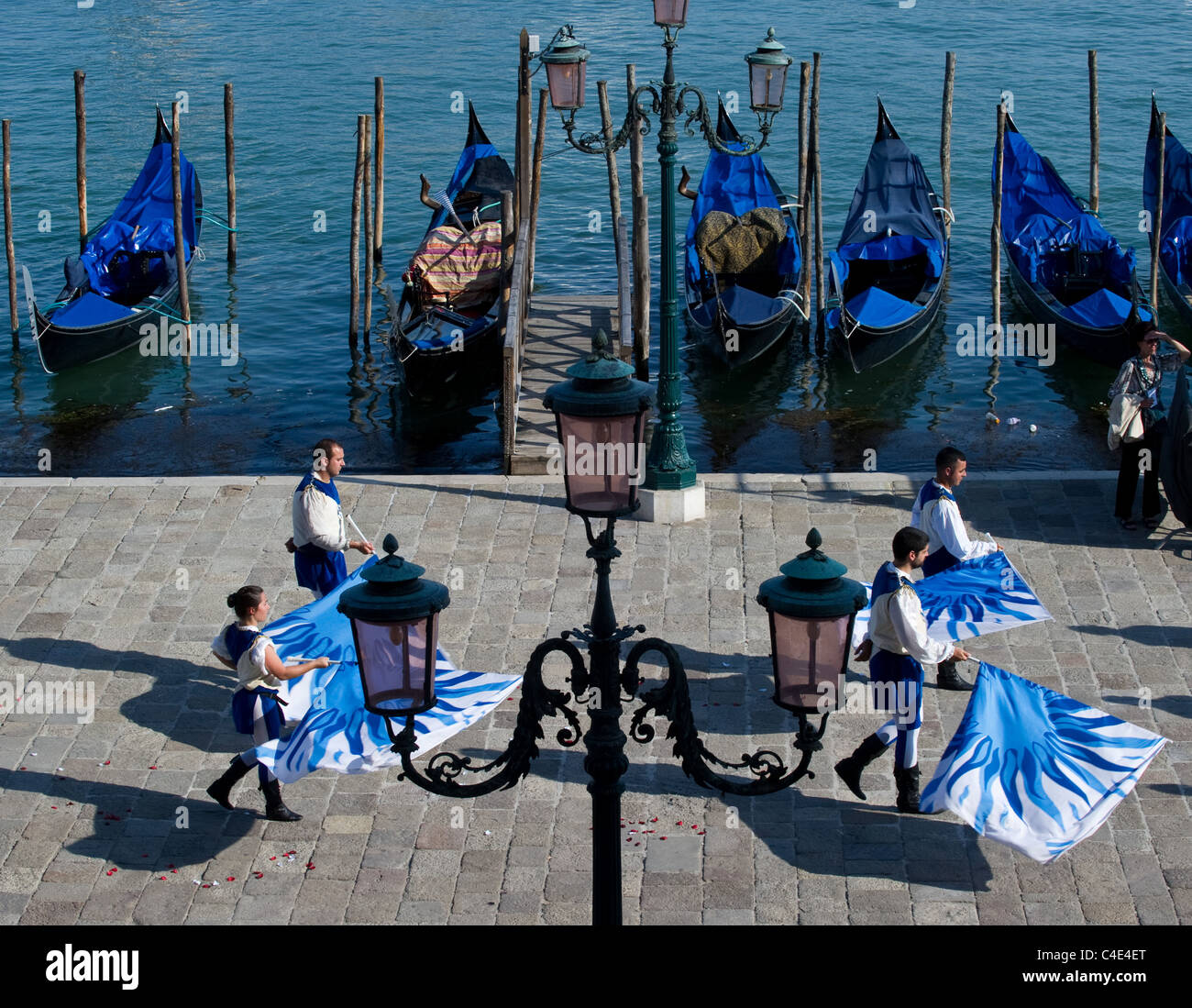 Il corteo storico con i membri vestito in costumi. presso il Palio delle Antiche Repubbliche Marinare 2011 Venezia Italia Foto Stock