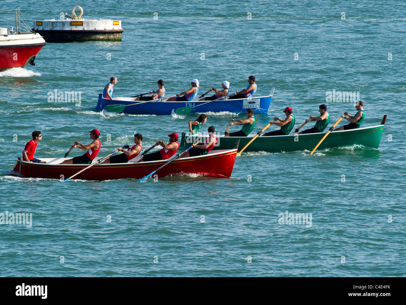 Barche che accompagnano le squadre parteipating durante il Palio delle Antiche Repubbliche Marinare.2011 Venezia Italia Foto Stock