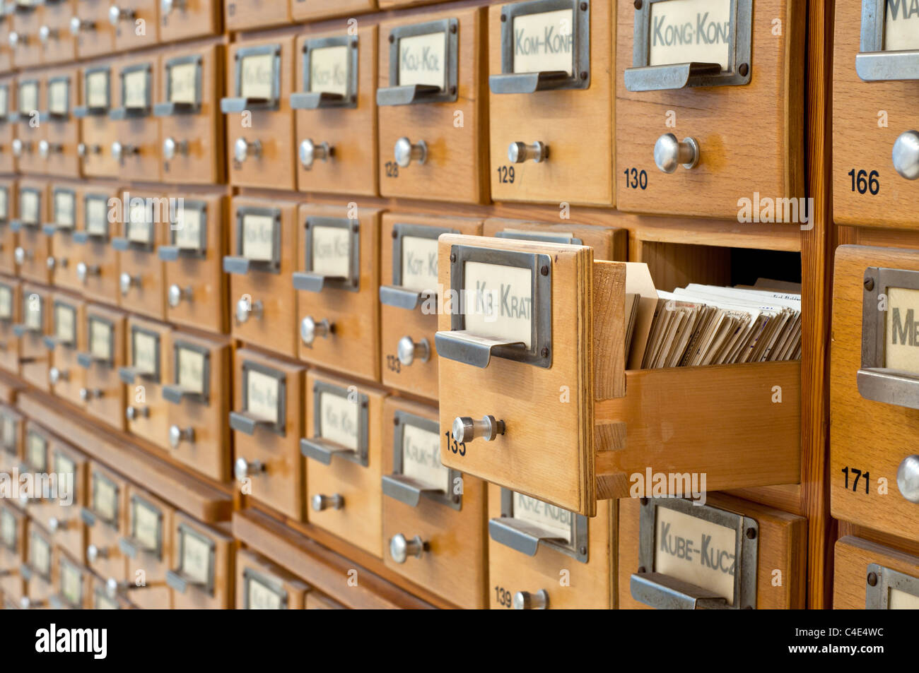 Una vecchia scheda di catalogo in una biblioteca con un cassetto aperto Foto Stock